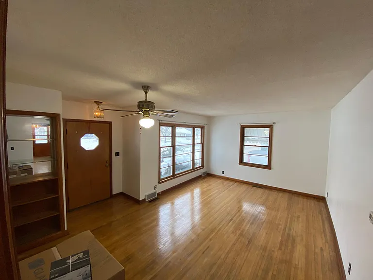 608 S Locust St — Photo 2