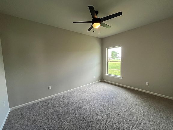 4th image of 129 Benjamin Dr