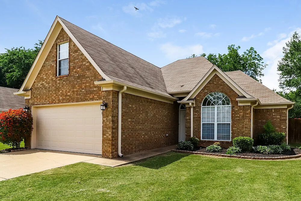 3 bed, 2.0 bath, 1502 sqft, $2,570 — Photo 3