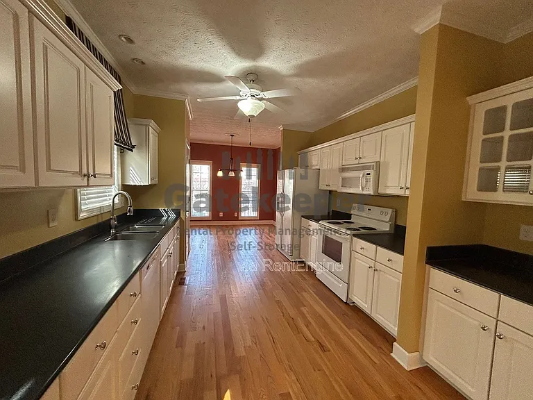 111 Hanbury Ln — Photo 7