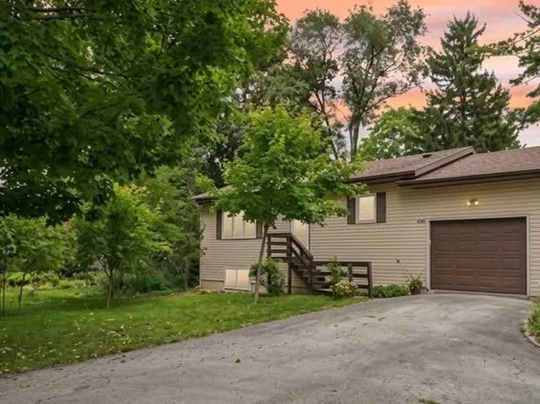 4320 S 35th St, Greenfield, WI 53221