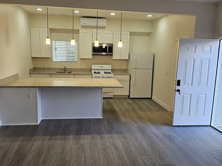 2702 Grove St #4 — Photo 1