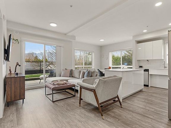 3rd image of 9450 Robson St #112