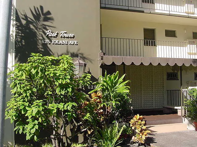 Park Tower 2 Bedroom, 1 bath, located below Punchbowl, 1 cov'd parking/pool, secured entrance! — Photo 2