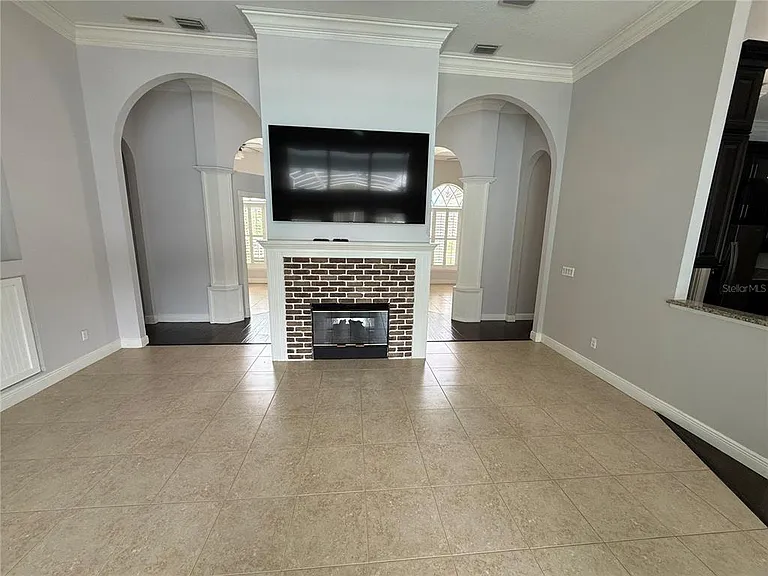 325 Leslie Ln — Photo 7