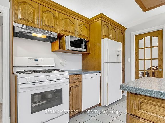 5th image of 100 Warren Rd