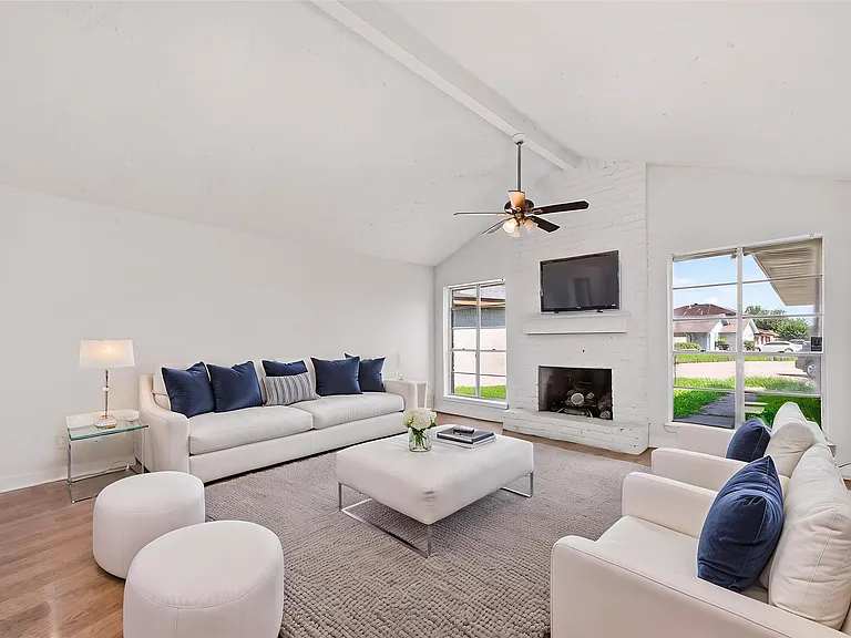 2223 Courtney Ct — Photo 2