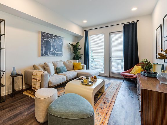 5th image of 6606 N Variel Ave #340