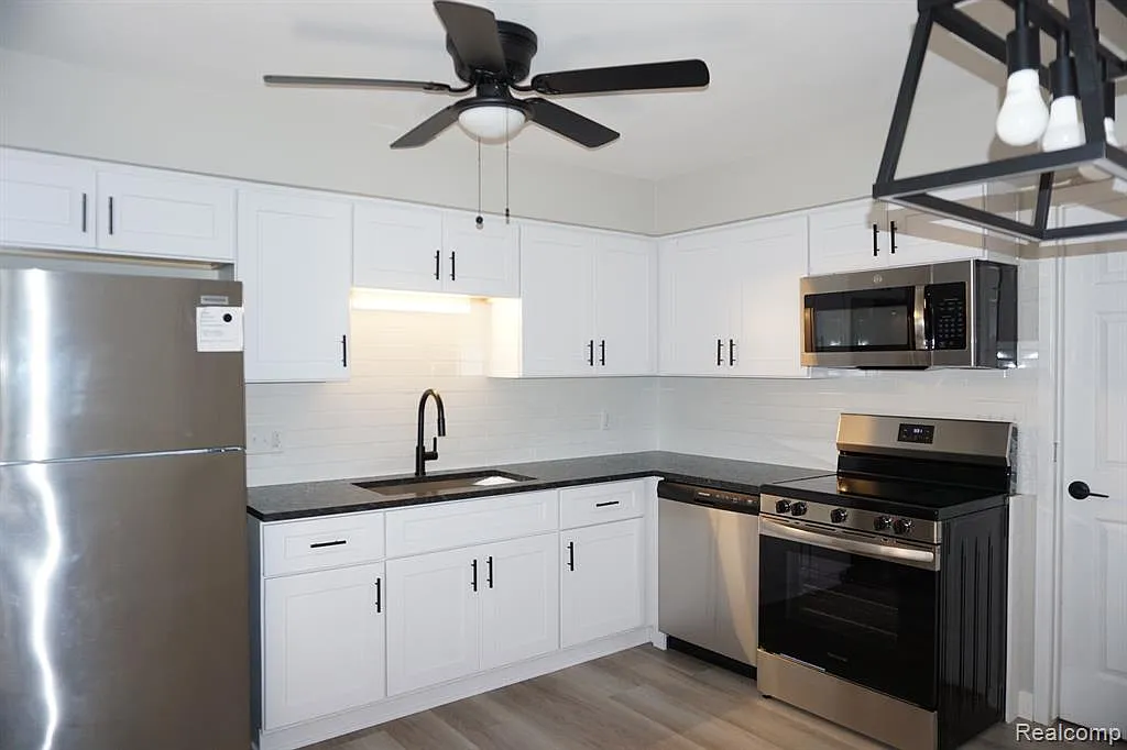 2 bed, 1.0 bath, 912 sqft, $1,400 — Photo 2