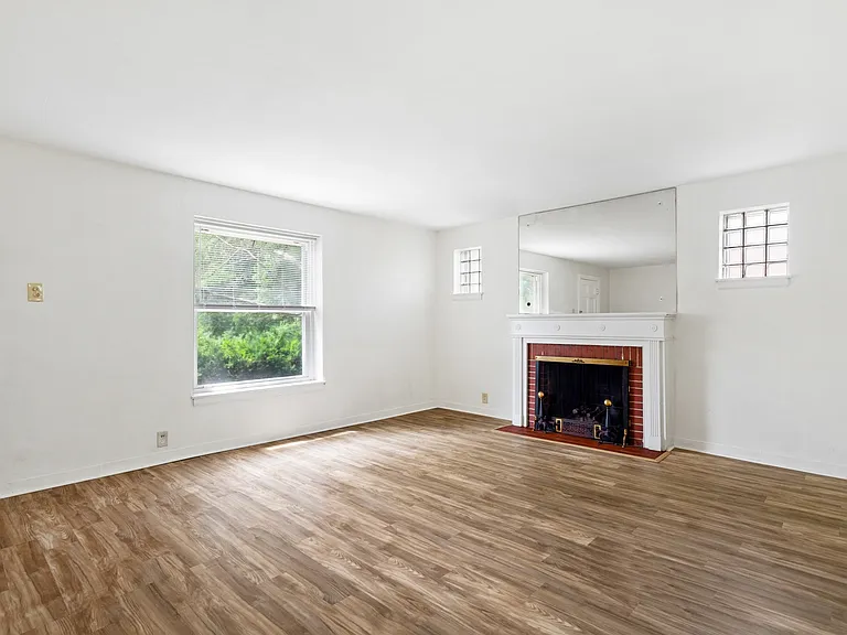 1076 Wilshire Ave — Photo 6