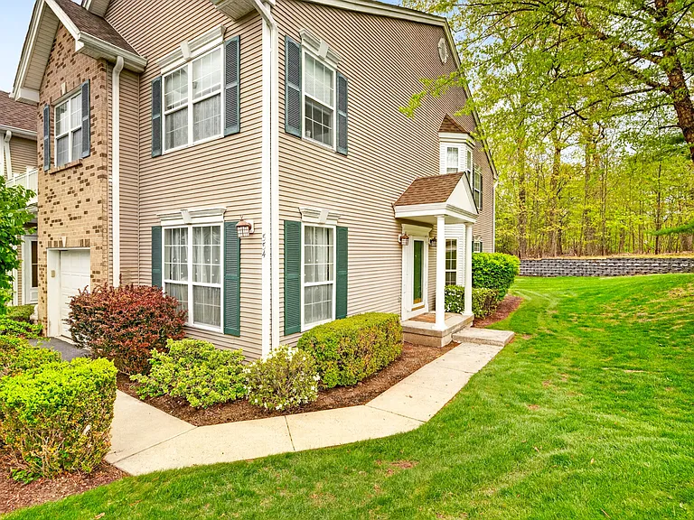 554 Adirondack Ct — Photo 48