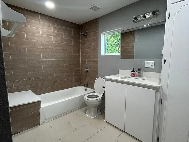 426 N Clements St — Photo 9