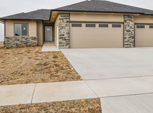 841 Melissa Ave, Harrisburg, SD 57032