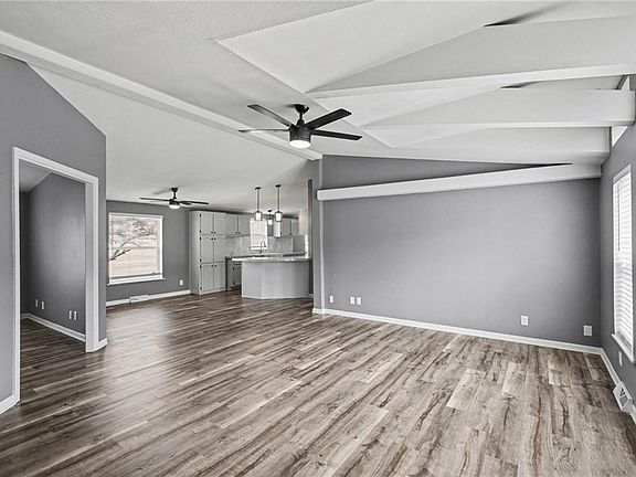 3rd image of 1002 NE White Oaks Ln