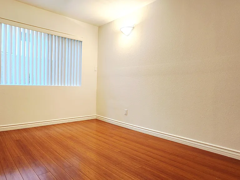 1141 N Columbus Ave — Photo 25