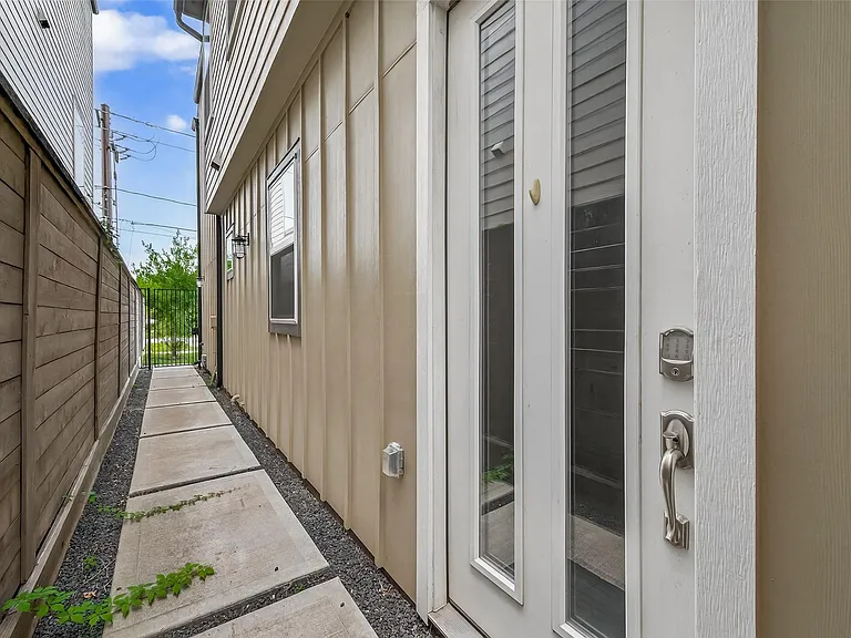 2617 Live Oak St — Photo 3