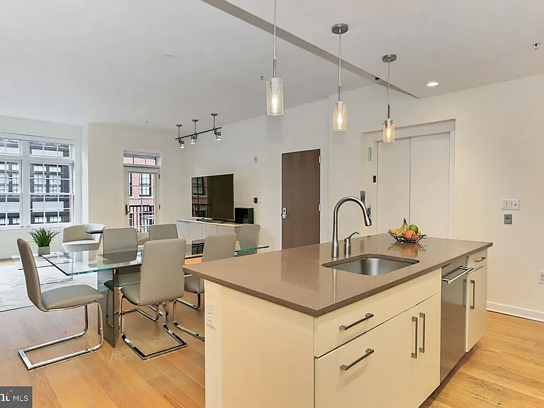 1700 Clarendon Blvd #123 — Photo 8