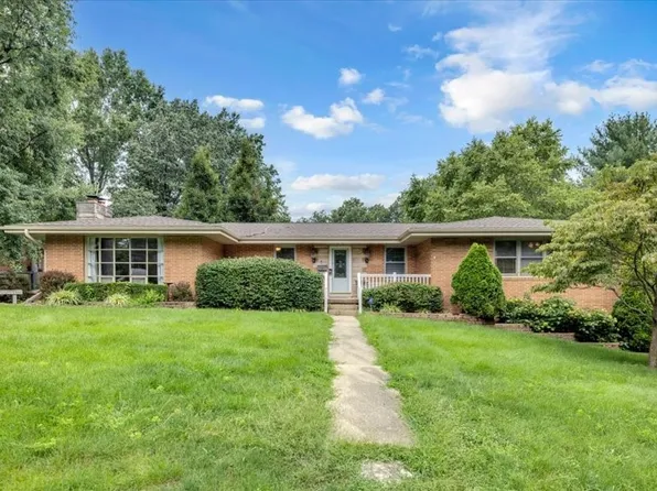 73 Town And Country Dr, Decatur, IL 62526