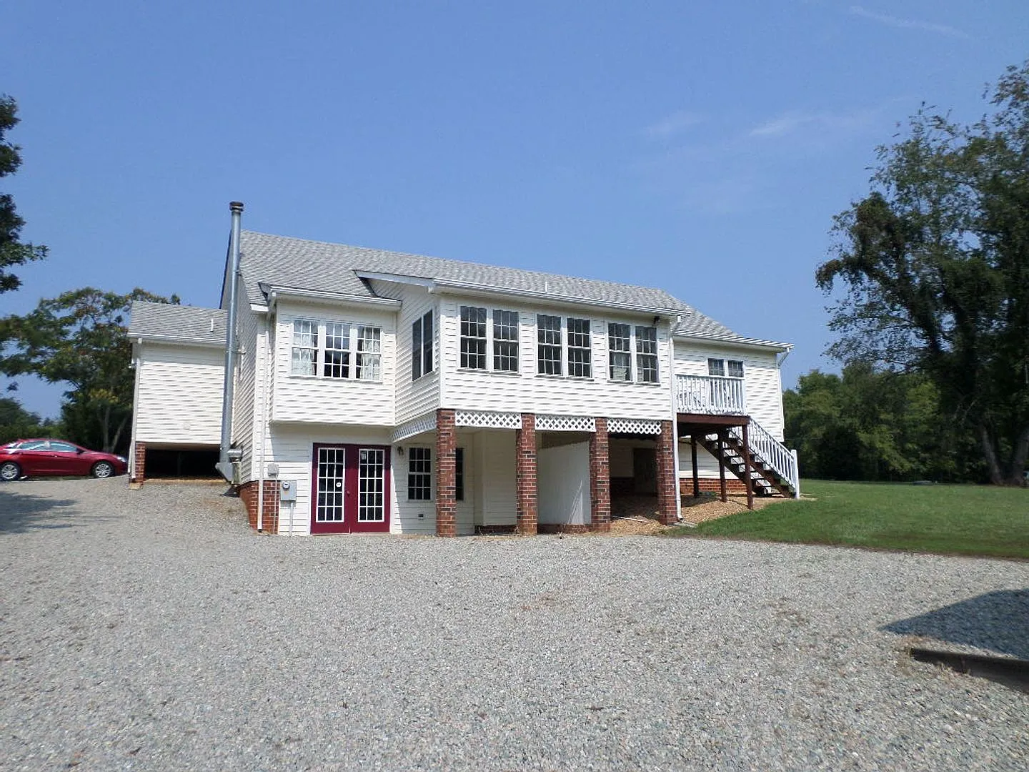 3 bedroom home on corner lot with basement — Photo 3