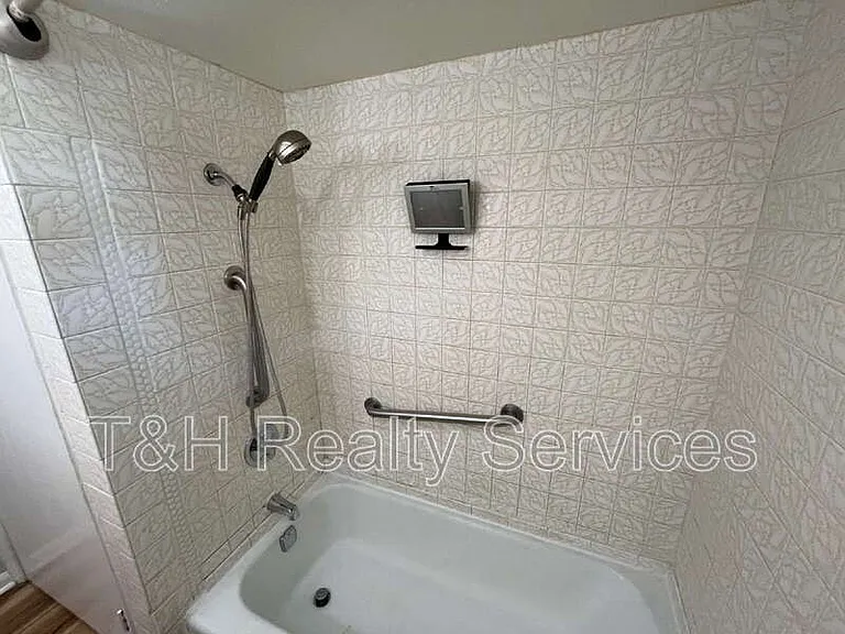 2301 W Murden St — Photo 17