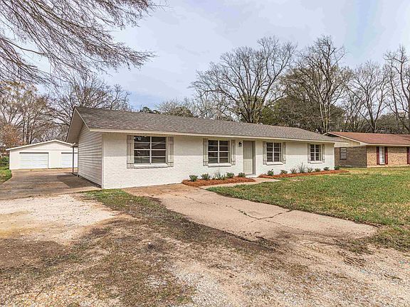 3rd image of 215 Fairbanks Dr