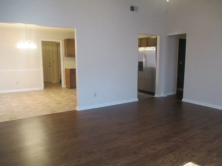 915 Malibu Dr — Photo 2