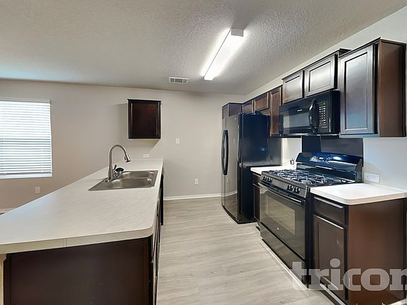 4th image of 421 Moonvine Way