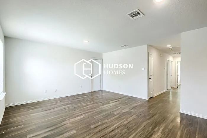 3 bed, 2.0 bath, 876 sqft, $999 — Photo 4