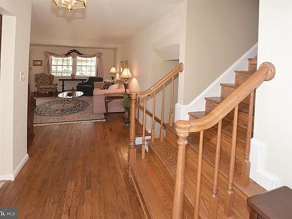 4th image of 2212 Senseney Ln