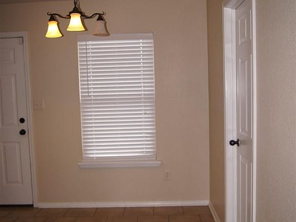 3rd image of 919 Yarrow Dr