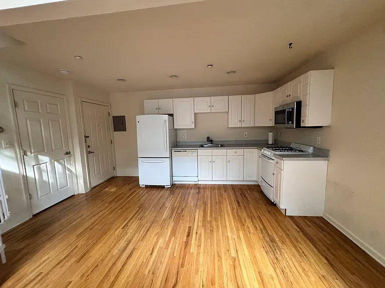 14 Seymour St #4 — Photo 4