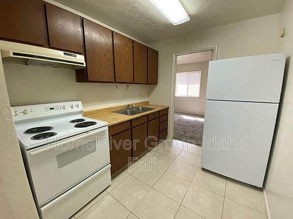 3rd image of 2496 1st St
