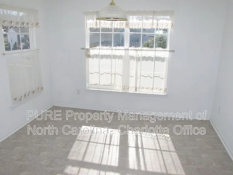 2910 Bridgeville Ln — Photo 3