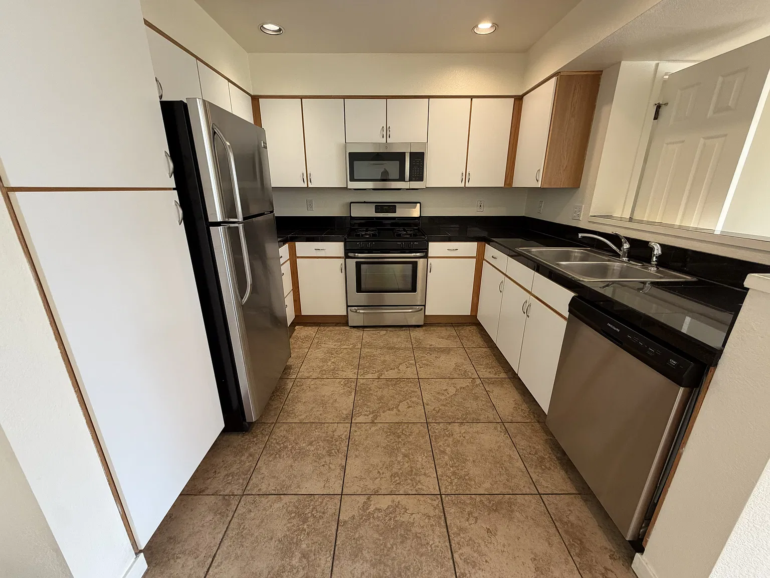 3 bed, 1225 sqft, $3,750 — Photo 3