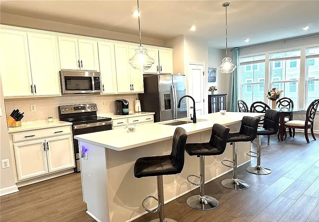 3 bed, 2165 sqft, $2,650 — Photo 1
