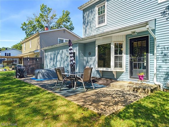 3rd image of 594 Megglen Ave
