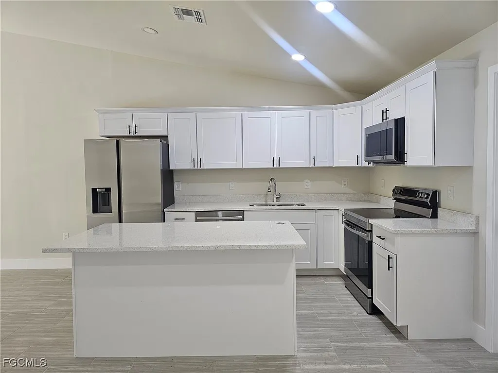 3 bed, 2.0 bath, 1200 sqft, $1,725 — Photo 3