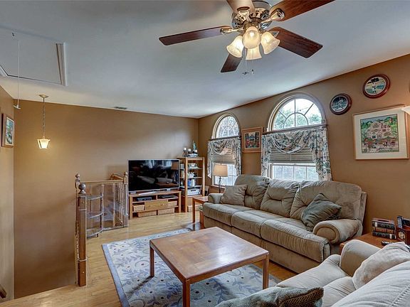 5th image of 396 Tulip Ave