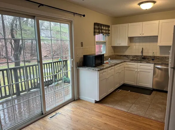 4 E Pine Isle Dr #E, Derry, NH 03038