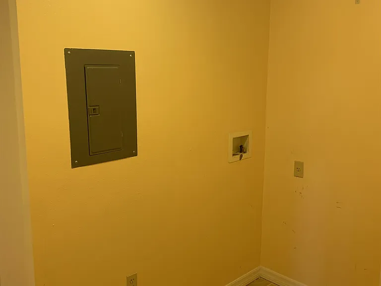Large laundry room/hookups