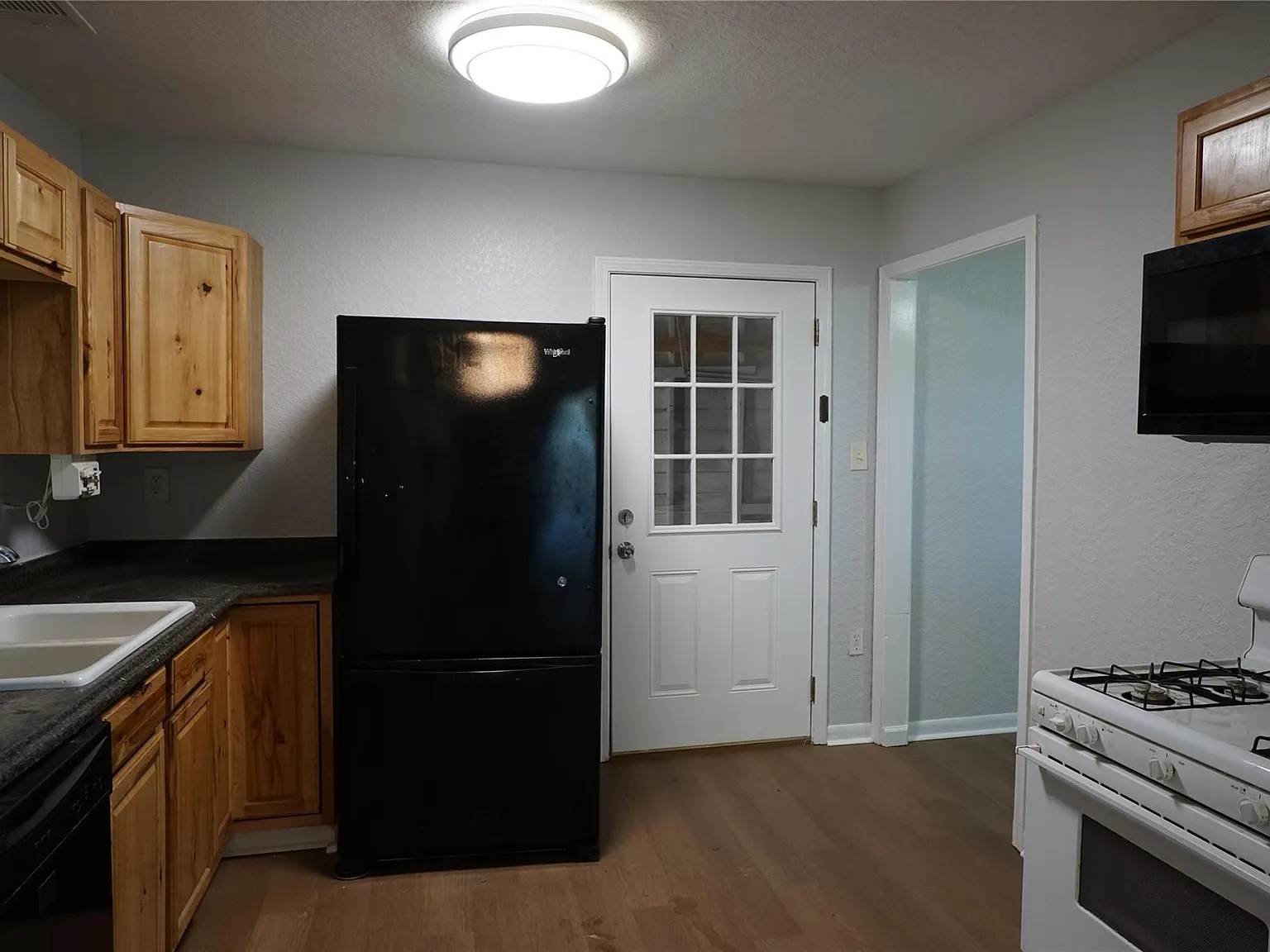 4 bed, 2.0 bath, 1404 sqft, $1,700 — Photo 2