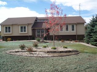16222 Silvershore Dr, Fenton, MI 48430