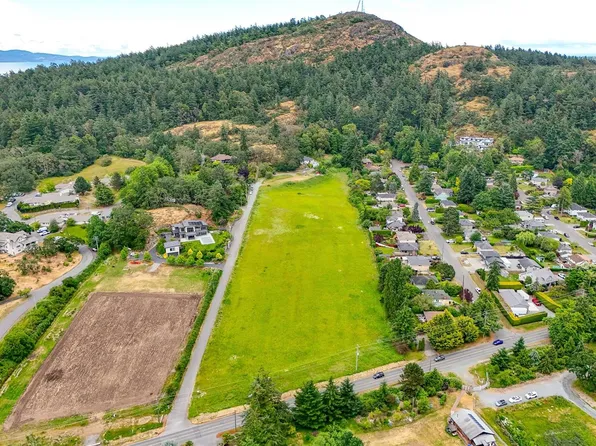 4525 Blenkinsop Rd, Saanich, BC V8X 2C7