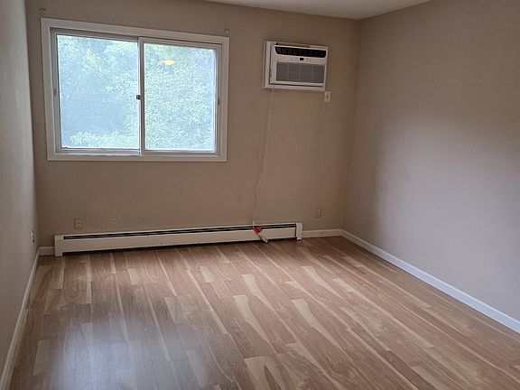 5th image of 135 Viking Dr E APT 220