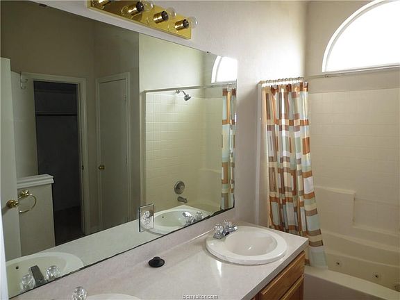 5th image of 3817 Meadow View Dr