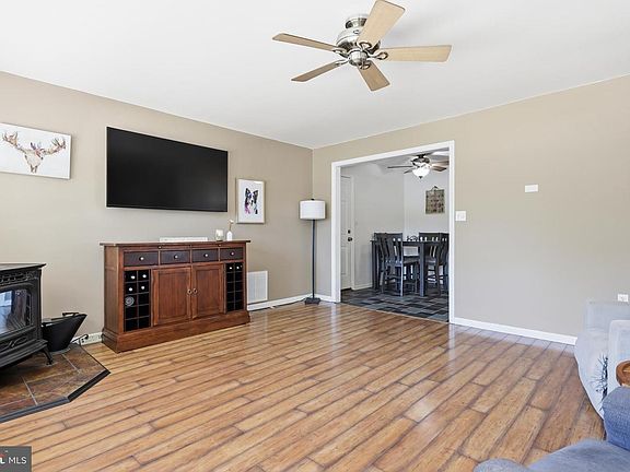 3rd image of 7 New Pond Ln