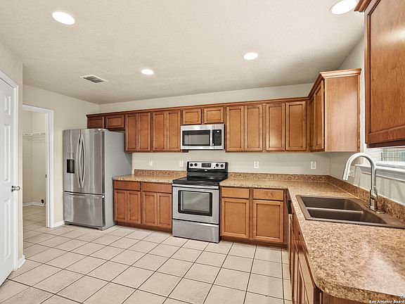 4th image of 441 ROADRUNNER AVE