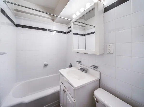 300 East 46th Street image 3 of 6