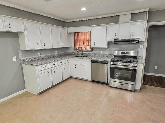 4th image of 2208 Dorothy St