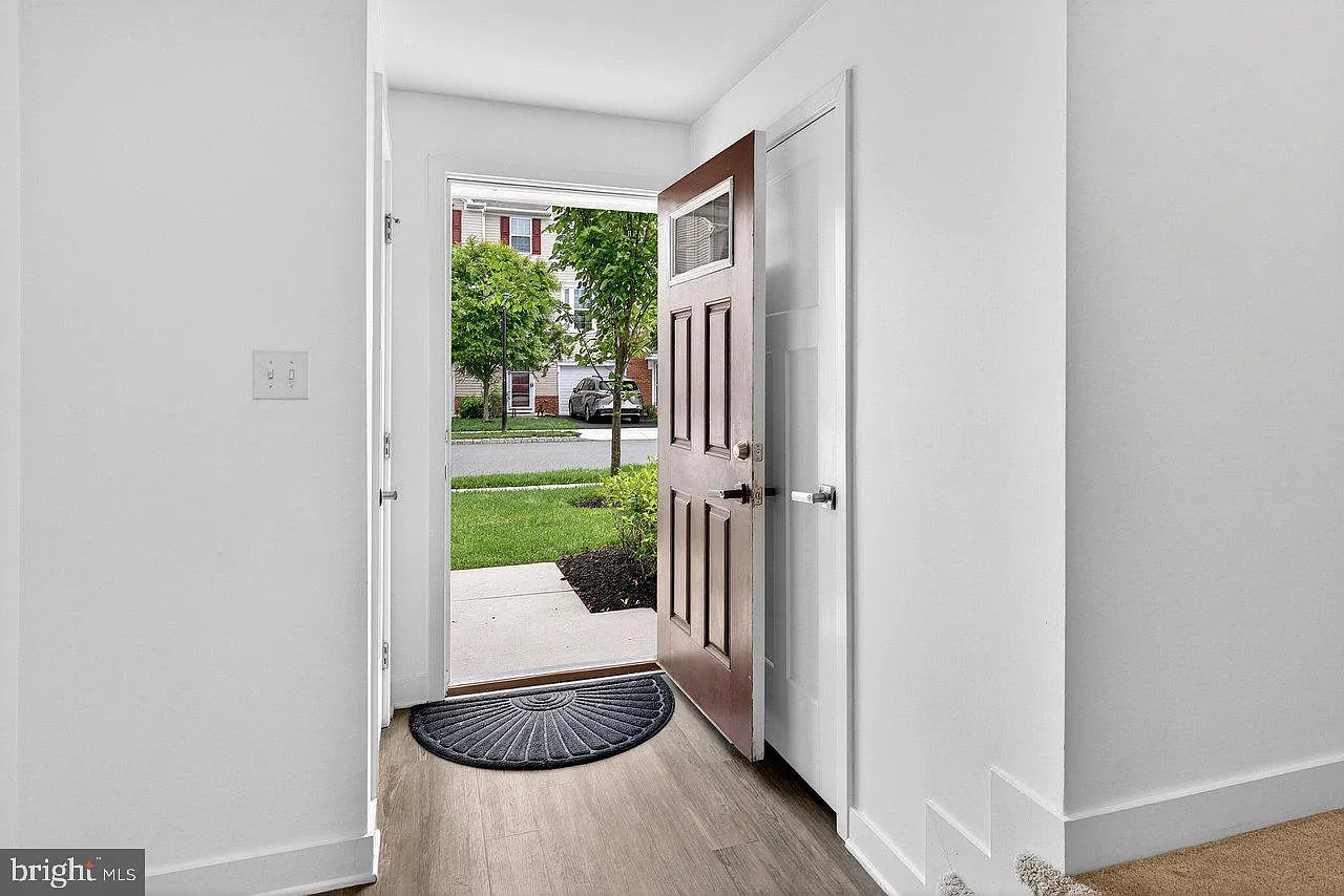 3 bed, 2.5 bath, 2290 sqft, $3,100 — Photo 3